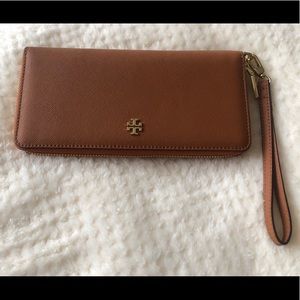 Tory Burch YORK ZIP PASSPORT CONTINENTAL WALLET